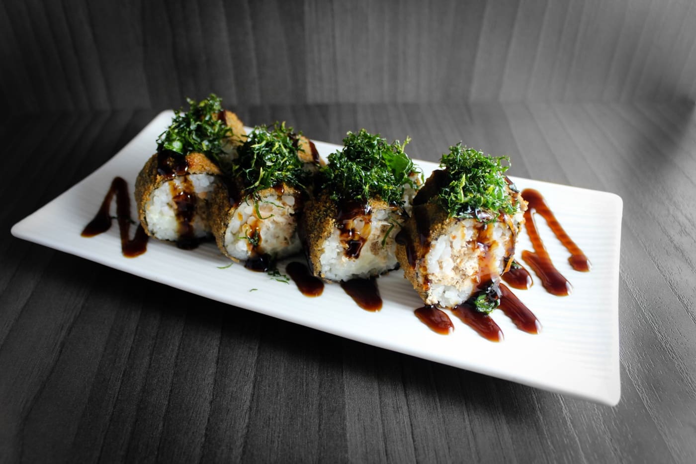Roll especial empanado com molho e couve crocante