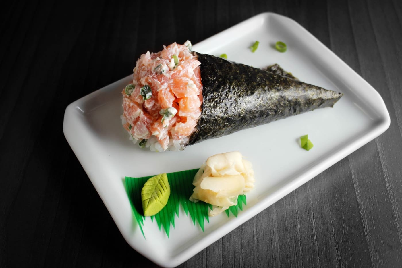 Temaki de salmão em prato branco